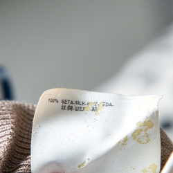 Pre Owned توب فيرساتشي تريكو حرير كتل لونية بقصات مزينة بلا أكمام S