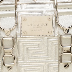 مملوكة مسبقًا Versace Silver Quilted Patent Leather Snap Out Of It Satchel