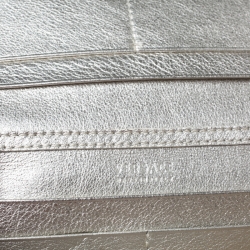 Pre Owned حقيبة كلتش فيرساتشي بسلسلة وقلاب جلد مبطن بيضاء ميتاليك