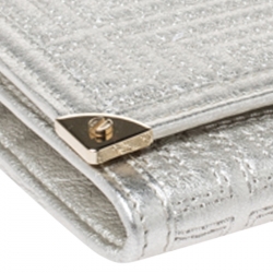 Pre Owned حقيبة كلتش فيرساتشي بسلسلة وقلاب جلد مبطن بيضاء ميتاليك