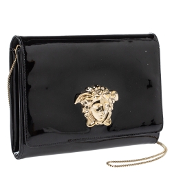 مملوكة مسبقًا Versace Black Patent Leather Medusa Chain Clutch