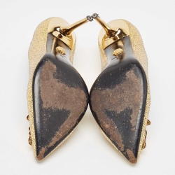 مملوكة مسبقًا Versace Gold Textured Suede Medusa Pointed Toe Pumps Size 39