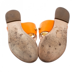 مملوكة مسبقًا صندل بإصبع فرساتشي مخرف مادوسا جلد برتقالي مقاس 39