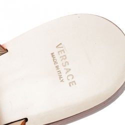 مملوكة مسبقًا صندل بإصبع فرساتشي مخرف مادوسا جلد برتقالي مقاس 39