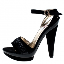 Pre Owned صندل فيرساتشي سويدي أسود وجلد مقدمة مفتوحة نعل سميك بحزام للكاحل مقاس 38