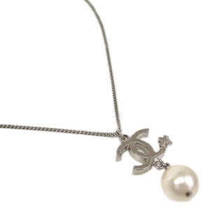 Pre Owned Chanel CC Logo Pearl Four Leaves Necklace