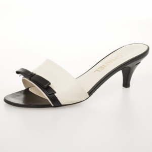 Pre Owned Chanel Black &amp; White Leather CC Bow Mules Size 38.5