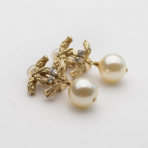 Pre Owned Chanel CC Pearl Drop Earrings