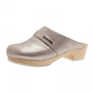 Pre Owned صندل سلايد شانيل جلد ميتالك فضي مقاس 38.5