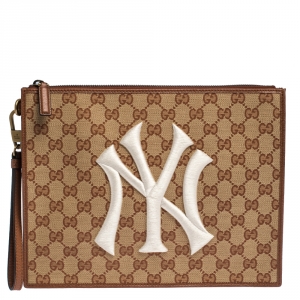 حقيبة معصم صغيرة غوتشي مزين باتش NY Yankees™ كانفاس GG و جلد بيج