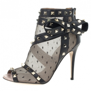 مملوكة مسبقًا Valentino Black Rockstud Mesh Ankle Booties Size 38