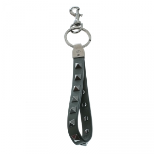 مملوكة مسبقًا Valentino Khaki Green Leather Rockstud Key Charm 
