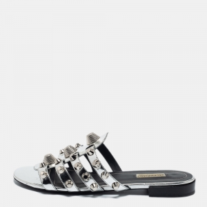 مملوكة مسبقًا Balenciaga Silver Patent Leather Arena Giant Slide Flat Sandals Size 39