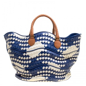 مملوكة مسبقًا Bottega Veneta Blue/White Intrecciato Leather Bucket Bag