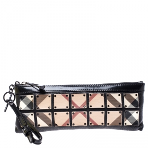 مملوكة مسبقًا حقيبة كلتش بربري بحزام معصم وسحاب جلد وPVC كاروهات نوفا سوداء