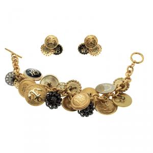 Pre Owned CH Carolina Herrera Enamel Gold Tone Button Detail Charm Toggle Bracelet & Stud Earring Set