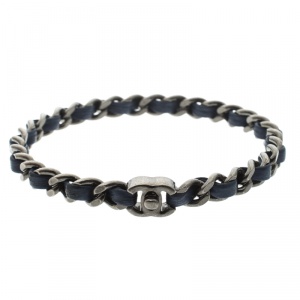 مملوكة مسبقًا Chanel CC Turnlock Navy Blue Leather Woven Silver Tone Chain Bangle Bracelet 21cm