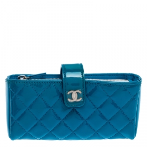 مملوكة مسبقًا Chanel Blue Quilted Patent Leather CC Phone Holder Clutch