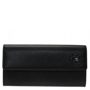 مملوكة مسبقًا Chanel Black Camellia Embossed Leather Continental Wallet