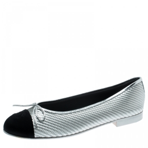 Pre Owned Chanel Metallic Silver Textured Woven Fabric And Black CC Cap Toe Bow Flats Size 39.5