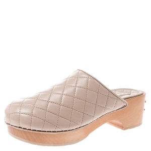 مملوكة م سبقًا Chanel Beige Quilted Leather CC Wooden Platform Clogs Size 38