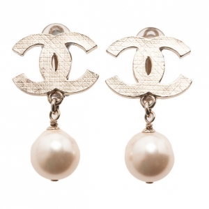 Pre Owned Chanel CC Pearl Earrings