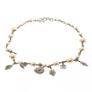 Pre Owned قلادة شانيل CC كريستال لؤلؤ صناعي فضية اللون