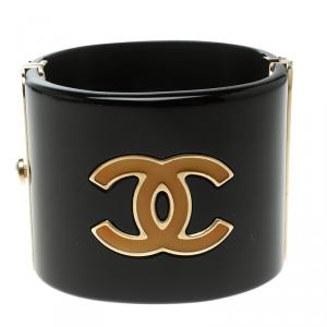 مملوكة مسبقًا Chanel CC Black Resin Yellow Enamel Gold Tone Wide Cuff Bracelet 17cm