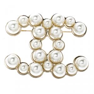 مملوكة مسبقًا Chanel CC Faux Pearl Gold Tone Brooch