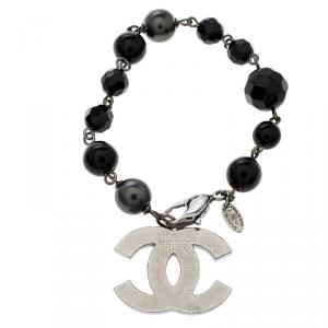 مملوكة مسبقًا Chanel CC Black Beads Faux Pearl Silver Tone Charm Bracelet 19cm