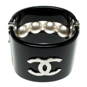 مملوكة مسبقًا Chanel CC Faux Pearl Black Resin Wide Cuff Bracelet 