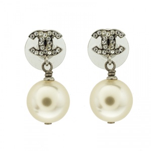 Pre Owned أقراط شانيل CC ميني كريستال لؤلؤ صناعي فضية اللون