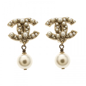 مملوكة مسبقًا Chanel CC Cream Faux Pearl Gold Tone Clip-on Drop Earrings 