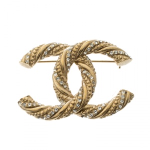 مملوكة مسبقًا Chanel CC Crystal Embellished Textured Gold Tone Pin Brooch