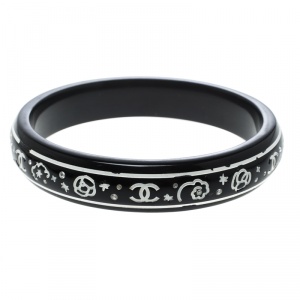 مملوكة مسبقًا Chanel CC Black Crystal Embellished Wood Bangle Bracelet