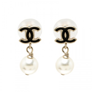 مملوكة مسبقًا Chanel CC Faux Pearl Gold Tone Drop Earrings