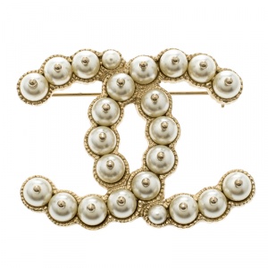 مملوكة مسبقًا بروش شانيل CC لؤلؤ صناعي مرصع ذهبي اللون بدبوس