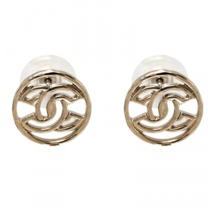 مملوكة مسبقًا Chanel CC Gold Tone Round Stud Earrings