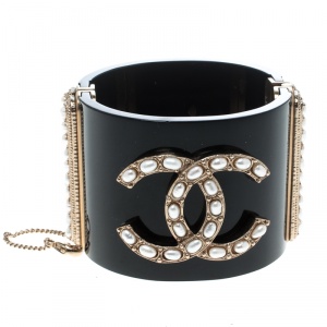 مملوكة مسبقًا Chanel  CC Faux Pearl Black Resin Gold Tone Wide Cuff Bracelet 18cm