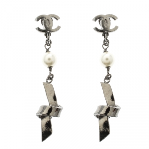 مملوكة مسبقًا Chanel CC Faux Pearl Ribbon Knot Gunmetal Tone Clip-on Earrings