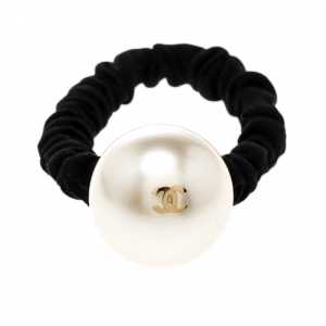 مملوكة مسبقًا Chanel CC Faux Pearl Embellished Hair Scrunchie 