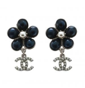 مملوكة مسبقًا Chanel Blue Gripoix Faux Pearl Flower Clip-on Stud Earrings
