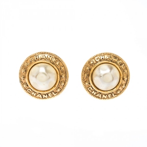 Pre Owned Chanel Faux Pearl Gold Tone Round Clip-on Stud Earrings 