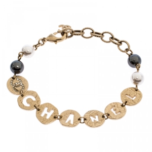 مملوكة مسبقًا Chanel Aged Gold Tone Cutwork Logo Charm Beaded Bracelet