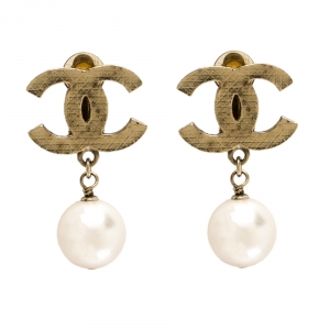 مملوكة مسبقًا Chanel CC Pale Gold Tone Faux Pearl Drop Clip On Earrings