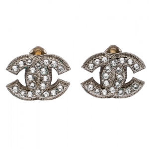 مملوكة مسبقًا أقراط شانيل كلبس مزينة حلية شعار الماركة CC مرصعة كريستال فضية اللون 