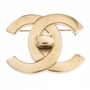 مملوكة مسبقًا Chanel CC Turn Lock Motif Gold Tone Pin Brooch