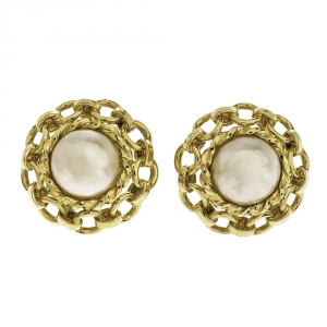 مملوكة مسبقًا Chanel CC Faux Pearl Round Chain Motif Clip-on Stud Earrings