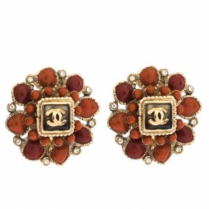 مملوكة مسبقًا Chanel CC Coral Resin Crystal Embellished Flower Clip-on Stud Earrings