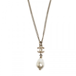 مملوكة مسبقًا Chanel CC Faux Pearl Gold Tone Pendant Necklace
